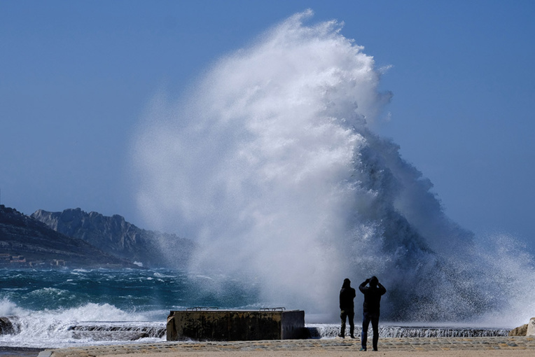 Des rafales "inédites" balayent le Sud-Est, une touriste allemande emportée par les vagues Des rafales "inédites" balayent le Sud-Est, une touriste allemande emportée par les vagues