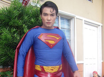Série d'opérations pour un Philippin qui veut ressembler à Superman