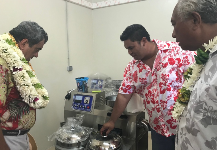 Après le fare des artisans de Tiputa, le gouvernement a inauguré une unité de production d'huile de tamanu et d'huile vierge de coco.
