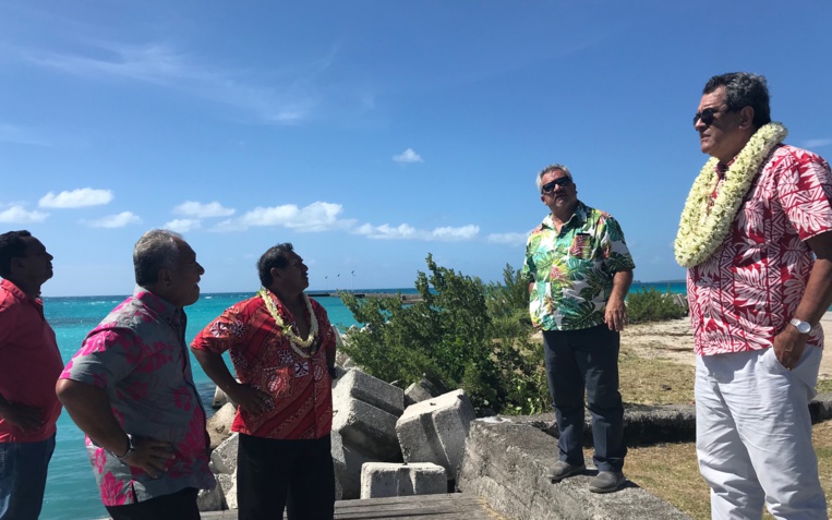 Sur Tikehau, le maire-délégué de l’atoll a mené la délégation sur des sites nécessitants des travaux.