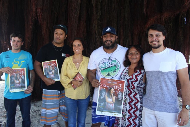 La pièce compte neuf comédiens plus la narratrice (Titaua Porcher). La pièce compte neuf comédiens plus la narratrice (Titaua Porcher).