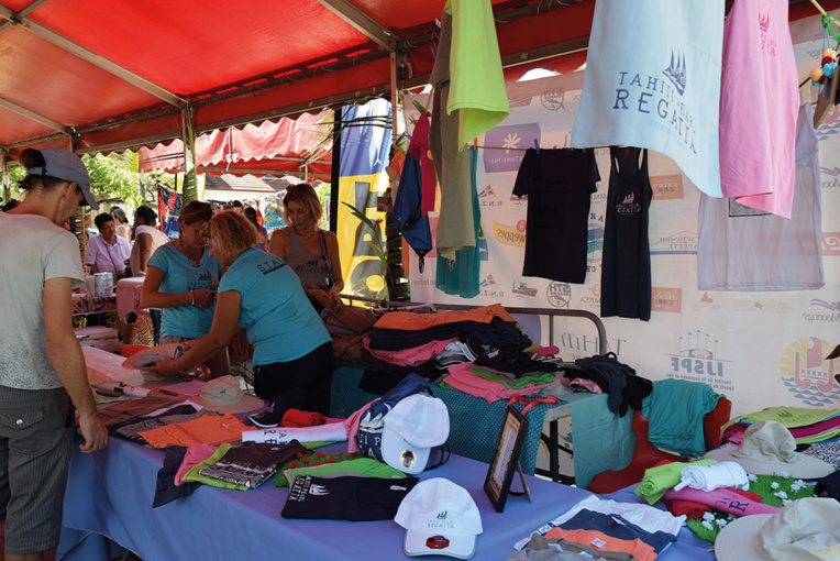 Le stand Tshirts de la TPR, avec sa nouvelle gamme de produits dérivés. Le stand Tshirts de la TPR, avec sa nouvelle gamme de produits dérivés.