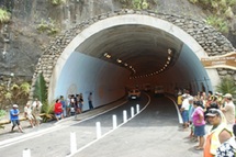 Oscar Manutahi Temaru inaugure le tunnel "O MANUTAHI I TE MARU"