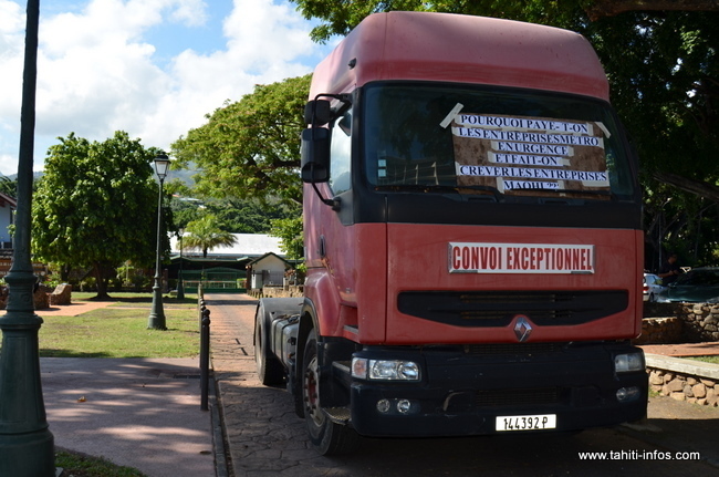 Les engins bloquent les entrées de l'assemblée