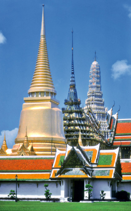 Les dômes de l’enceinte royale. Au cœur de la ville de Bangkok, une oasis de beauté, de calme et de sérénité.