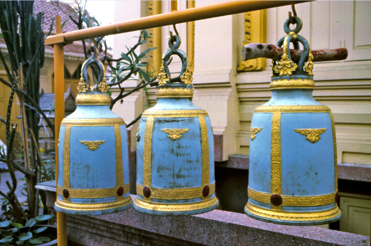 De lourdes cloches de bronze permettent aux bonzes d’appeler les fidèles aux cultes.