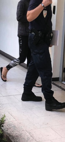 La mule arrêtée à l'aéroport placée sous surveillance électronique