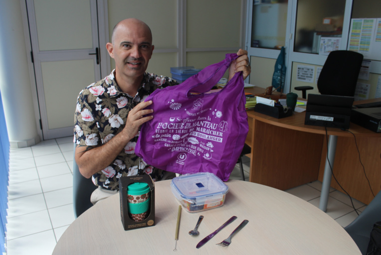 Maxime Renard, le directeur adjoint du Spip présente le kit "ma'a" écolo. Maxime Renard, le directeur adjoint du Spip présente le kit "ma'a" écolo.