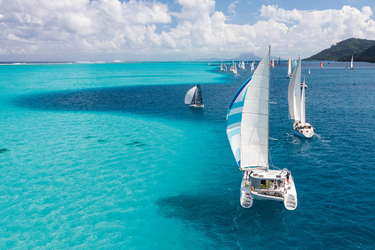 Le départ sous spi de la 6e étape, un tour par le lagon de l'île de Taha'a. Le départ sous spi de la 6e étape, un tour par le lagon de l'île de Taha'a.