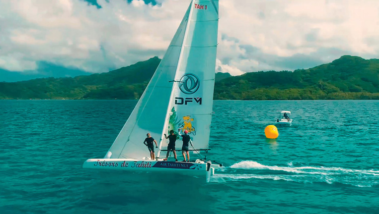 L'équipage Air Tahiti Nui avec à son bord Armel Tripon (FR), Lomano Takasi (WAL) et Pierre Daniello (PF). L'équipage Air Tahiti Nui avec à son bord Armel Tripon (FR), Lomano Takasi (WAL) et Pierre Daniello (PF).
