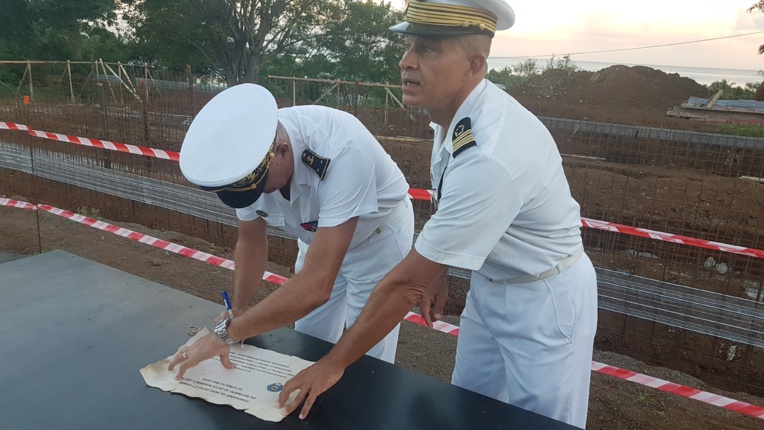 Le contre-amiral a glissé un parchemin dans un tube de bambou, qui a ensuite été scellé dans la pierre. Crédit FAPF Le contre-amiral a glissé un parchemin dans un tube de bambou, qui a ensuite été scellé dans la pierre. Crédit FAPF