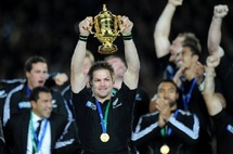 Le All Black Richie McCaw soulève le trophée Webb-Ellis‎
