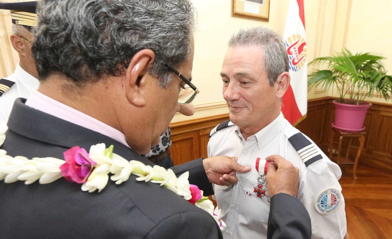 Any Bambridge et Loïc Hanuse, chevaliers de l’ordre de Tahiti Nui 