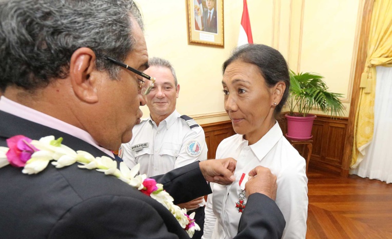Any Bambridge et Loïc Hanuse, chevaliers de l’ordre de Tahiti Nui 