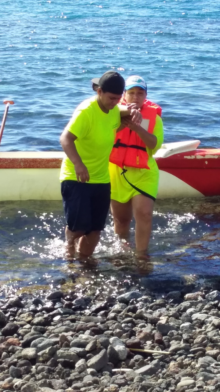 Noella qui descend de sa pirogue.