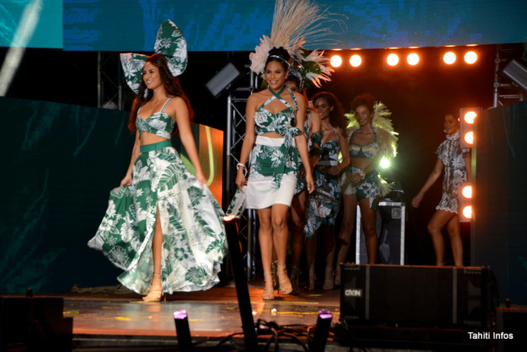 Les candidates à l'élection Miss Tahiti 2019 ont défilé en portant les créations de différents créateurs locaux. Ici Myriam Faremiro avec son nœud papillon et Herevai Hoata, la fleur dans les cheveux&nbsp;!
