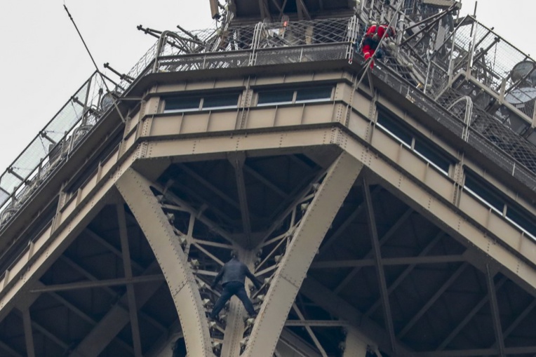 Tentative d'escalade de la Tour Eiffel : le monument évacué