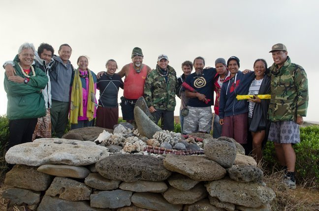 Photo de groupe au ahu de Moaulanui- point culminant de Kahoolawe à 433 m