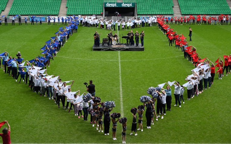 Après un pari sur Twitter, les gendarmes dansent dans le "Chaudron" Après un pari sur Twitter, les gendarmes dansent dans le "Chaudron"