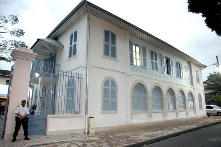 Amiante au TGI de Cayenne : des ouvriers exposés, les personnels "susceptibles" de l'avoir été Amiante au TGI de Cayenne : des ouvriers exposés, les personnels "susceptibles" de l'avoir été