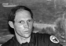 Le chef du GIGN, le capitaine Philippe Legorjus s'exprime le 05 mai 1988 à Nouméa lors d'une conférence de presse donnée quelques heures après l'assaut lancé pour délivrer les otages détenus par des indépendantistes kanaks sur l'île d'Ouvéa. AFP PHOTO REMY MOYEN