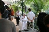 Mathieu Kassowitz ( de dos) et Daniel Martin (assis) qui incarne le Ministre des affaires étrangères de l'époque Bernard Pons pendant le tournage de "L'ordre et la morale" sur la terrasse de la Présidence à Papeete