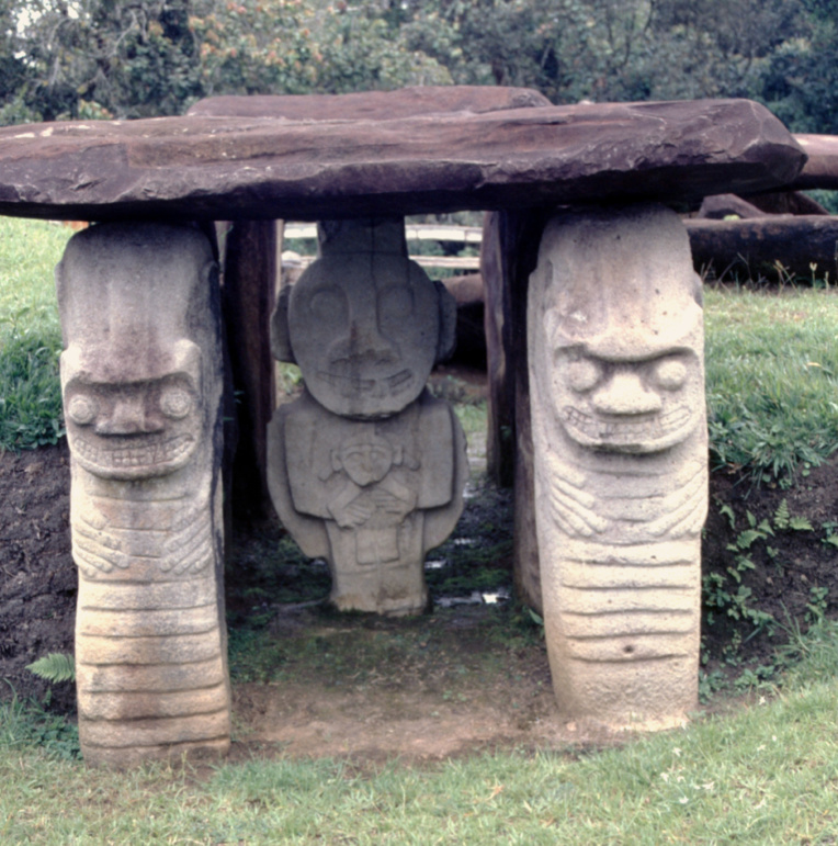 Certains archéologues pensent que la statue centrale devant les tombes symbolisait le défunt, les autres n'étant que des cariatides sensées protéger le tombeau (et supporter la dalle reposant sur l'ensemble, à la manière d'un dolmen breton). Certains archéologues pensent que la statue centrale devant les tombes symbolisait le défunt, les autres n'étant que des cariatides sensées protéger le tombeau (et supporter la dalle reposant sur l'ensemble, à la manière d'un dolmen breton).