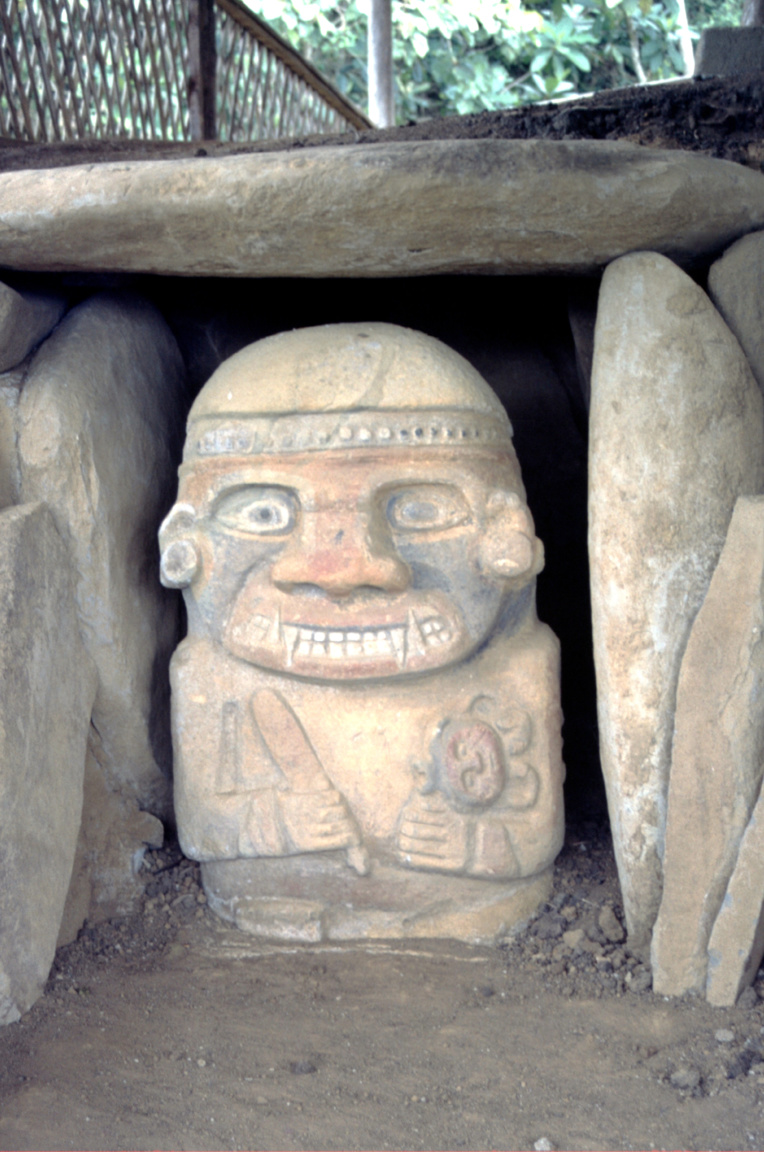 Superbe statue à El Purutal, puisqu'elle a été mise au jour il y a quelques années seulement et qu'elle conserve encore ses couleurs. Superbe statue à El Purutal, puisqu'elle a été mise au jour il y a quelques années seulement et qu'elle conserve encore ses couleurs.