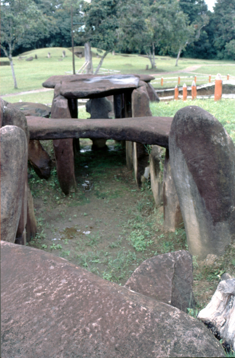 L'arrière d'une tombe, la photo étant prise au-dessus de la chambre funéraire : on voit nettement qu'un couloir aboutissait à l'entrée gardée par les statues. L'arrière d'une tombe, la photo étant prise au-dessus de la chambre funéraire : on voit nettement qu'un couloir aboutissait à l'entrée gardée par les statues.
