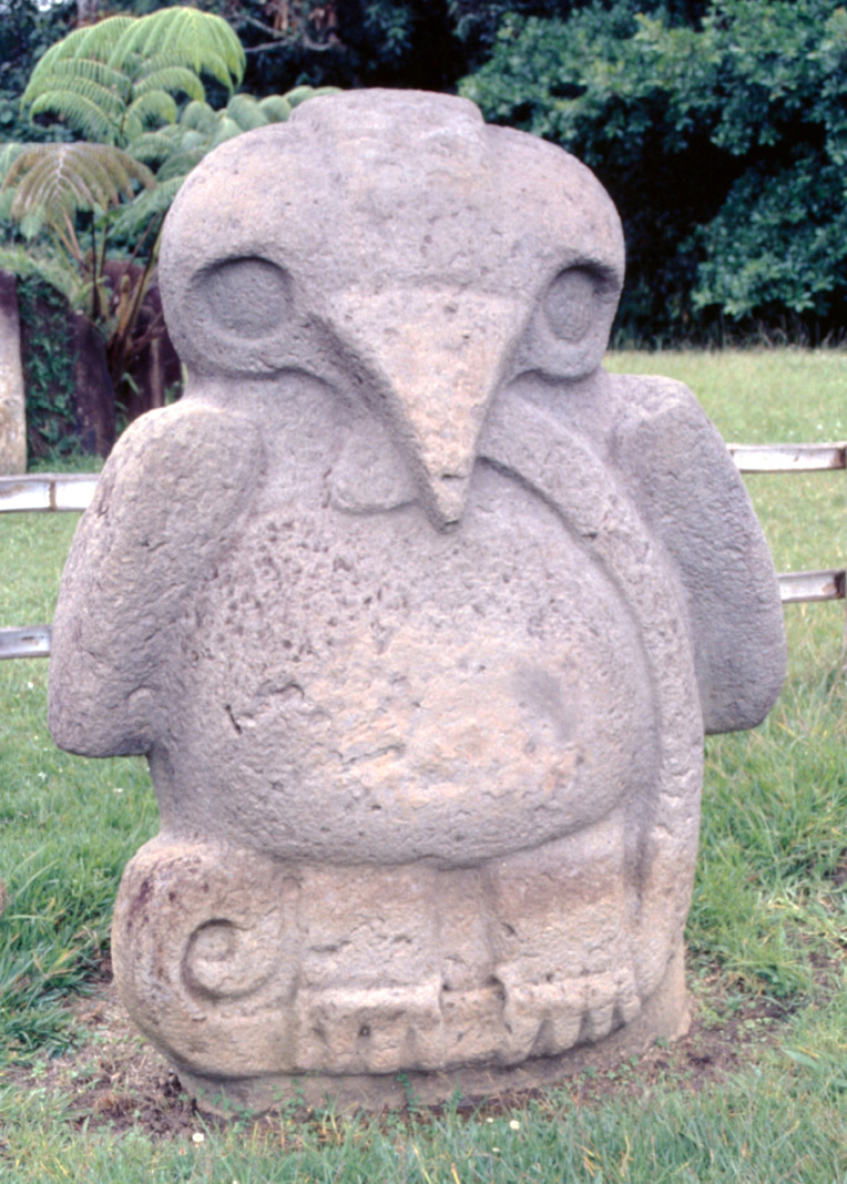 Cet aigle (ou condor ?) dévorant un serpent a été sculpté plusieurs fois à San Agustin ; c'est ce même symbole qui a été repris par les Indiens Mexicas (Aztèques) beaucoup plus tard et qui figure aujourd'hui sur le drapeau du Mexique. Cet aigle (ou condor ?) dévorant un serpent a été sculpté plusieurs fois à San Agustin ; c'est ce même symbole qui a été repris par les Indiens Mexicas (Aztèques) beaucoup plus tard et qui figure aujourd'hui sur le drapeau du Mexique.