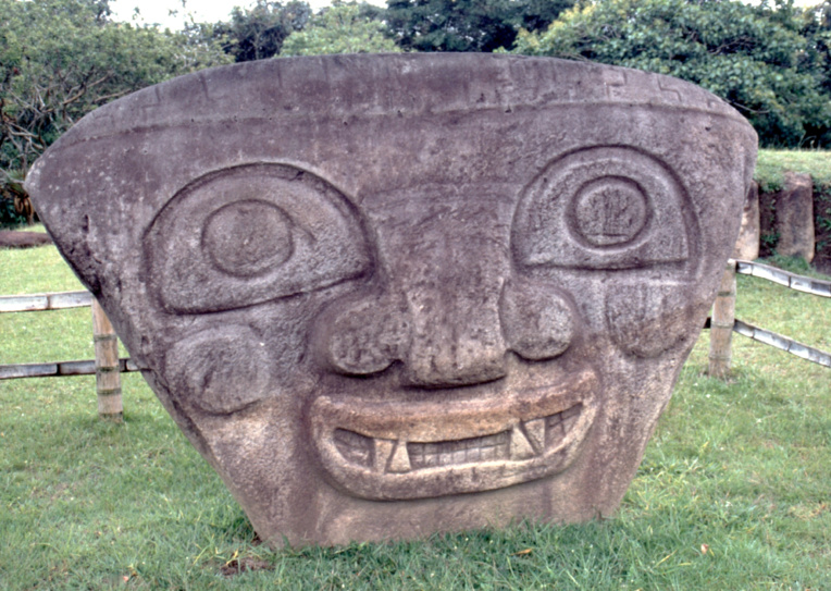 Les statues de pierre dressées avant les tombes étaient censées écarter les mauvais esprits et les pilleurs. Pas sûr que celle-ci ait réussi à faire peur à beaucoup de monde, tant ce monstre a l'air jovial... Les statues de pierre dressées avant les tombes étaient censées écarter les mauvais esprits et les pilleurs. Pas sûr que celle-ci ait réussi à faire peur à beaucoup de monde, tant ce monstre a l'air jovial...