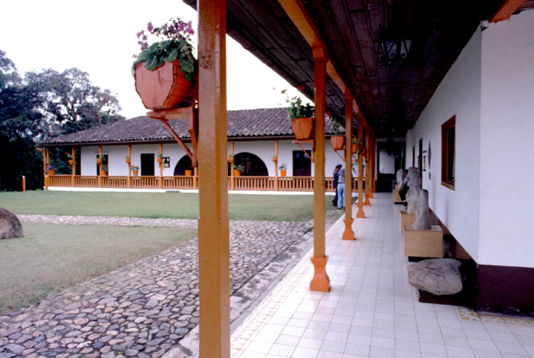 La cour du musée abritant les plus petites statues. La cour du musée abritant les plus petites statues.