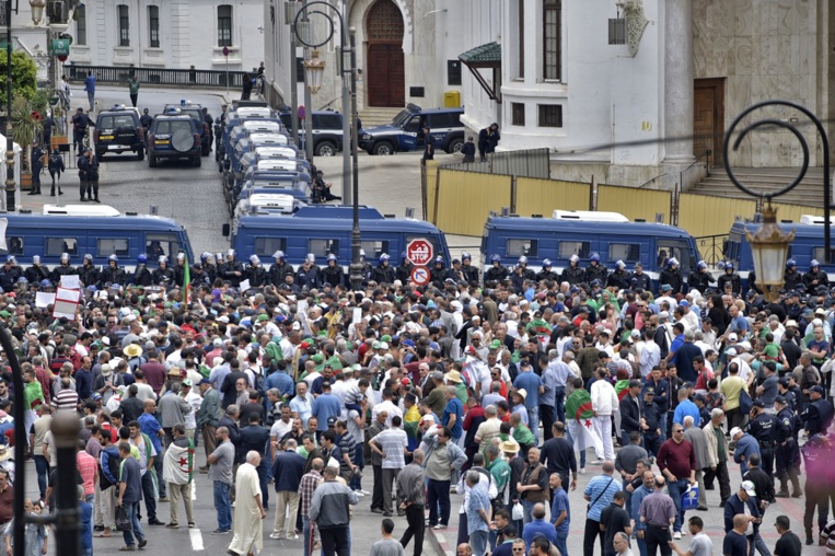 Alger bouclé pour le 14e vendredi de manifestations, nombreuses arrestations Alger bouclé pour le 14e vendredi de manifestations, nombreuses arrestations