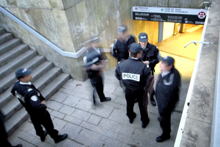 La traque se poursuit pour retrouver l'auteur de l'attaque au colis piégé à Lyon La traque se poursuit pour retrouver l'auteur de l'attaque au colis piégé à Lyon