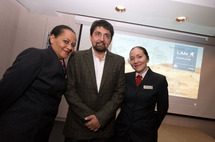 Alfonso Luna, directeur régional de la compagnie aérienne Lan Airlines, à quelques minutes de la projection du premier épisode d’une série de 10 films promotionnels. Crédit photo : Cédric VALAX
