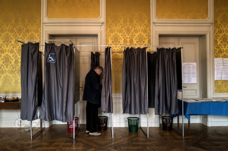 Européennes: 43,29% de participation à 17H00 en métropole: 8 points de plus qu'en 2014 Européennes: 43,29% de participation à 17H00 en métropole: 8 points de plus qu'en 2014