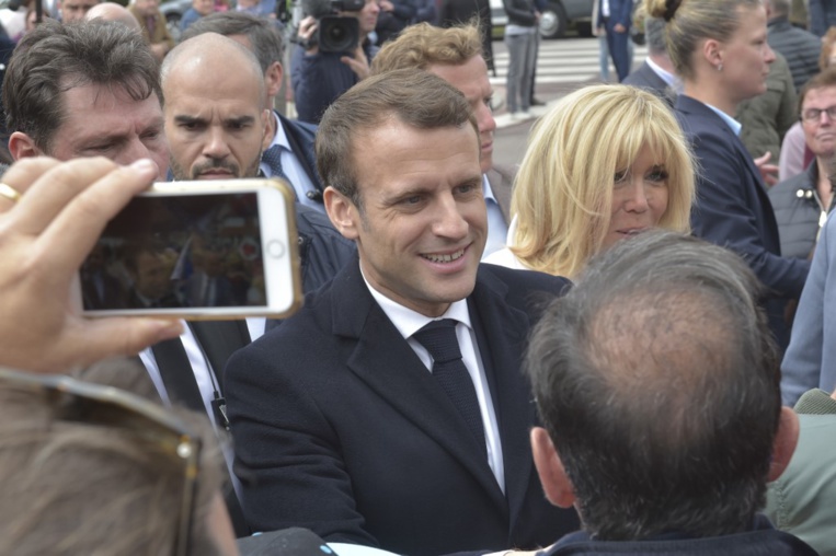 Macron s'estime conforté, garde son cap en France et en Europe