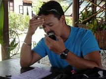 Un journaliste travaillant sur un reportage consacré à la course (image Polynésie 1ère)