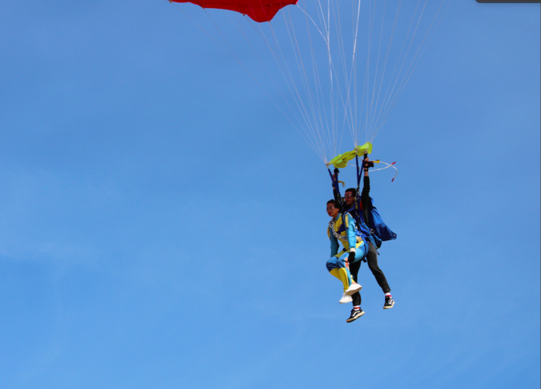 Un atterissage en douceur...mais qui fait mal au pied, nous confiera-t-elle Un atterissage en douceur...mais qui fait mal au pied, nous confiera-t-elle