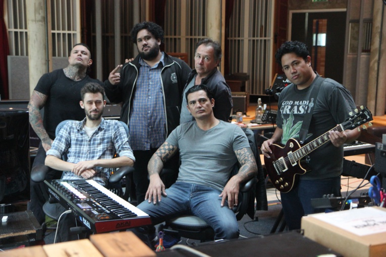 Les Tikahiri lors de leur séjour au Real World Studio de Peter Gabriel. (Photo : Tikahiri)