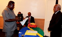 PHOTO : Gordon Darcy Lilo, élu mercredi Premier ministre par le Parlement des îles Salomon, a finalement pu prêter serment devant le Gouverneur Général. (Source photo : Solomon Star)