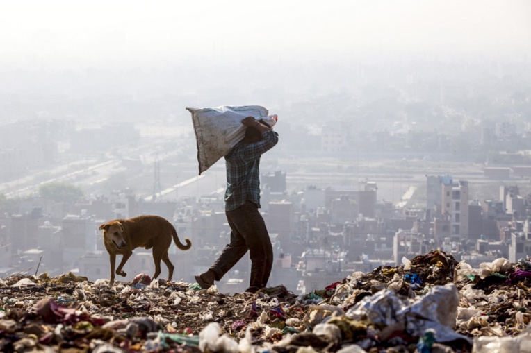 À New Delhi, une montagne de déchets haute comme le Taj Mahal