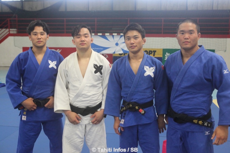 Des Japonais issus de l'université de Keio étaient présents Des Japonais issus de l'université de Keio étaient présents