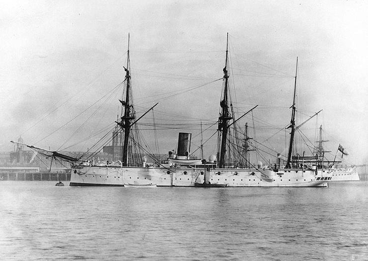 La HMS Calliope au port, un bateau à voile et à vapeur.
