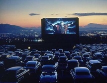 Un "drive-in cinéma" sur le parking de l'aéroport