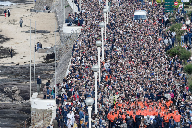 Plus de 15.000 personnes rendent hommage aux sauveteurs des Sables d'Olonne Plus de 15.000 personnes rendent hommage aux sauveteurs des Sables d'Olonne