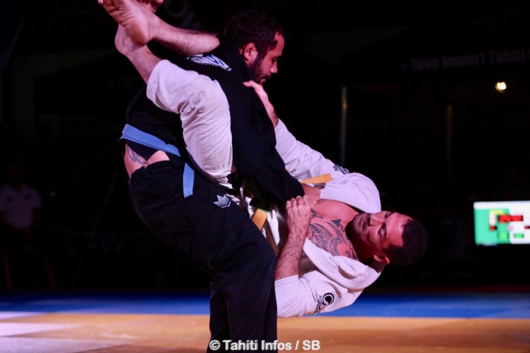 Tamahau Mc Comb, debout, vs Tumaui Nordman