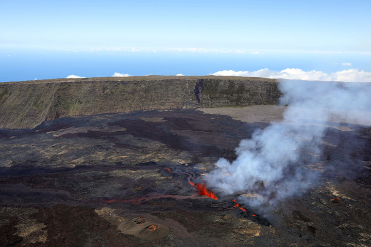 Le Piton de la Fournaise en éruption pour la deuxième fois de l'année Le Piton de la Fournaise en éruption pour la deuxième fois de l'année