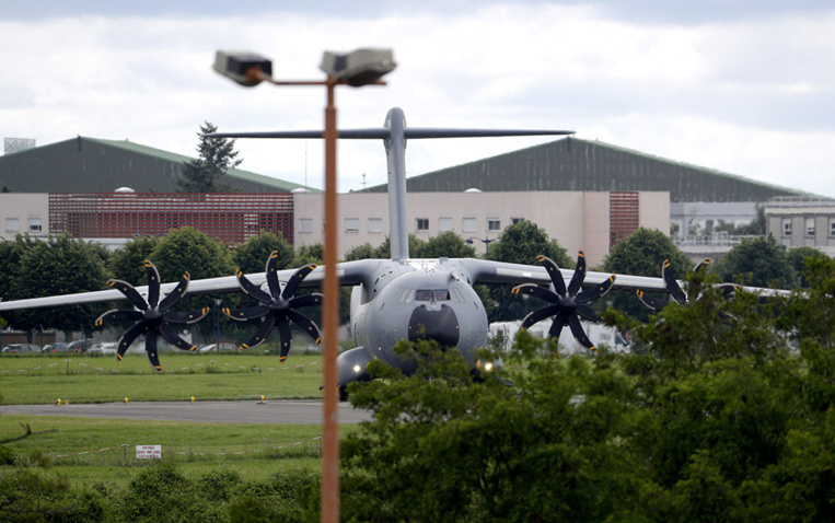 La France rapatrie 12 enfants de jihadistes, dont 10 orphelins, remis par les Kurdes de Syrie La France rapatrie 12 enfants de jihadistes, dont 10 orphelins, remis par les Kurdes de Syrie