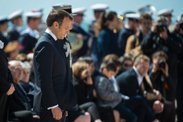 Emmanuel Macron salue les "héros français" du sauvetage en mer